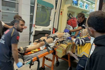 otomobille-carpisan-motosikletin-surucusu-agir-yaralandi