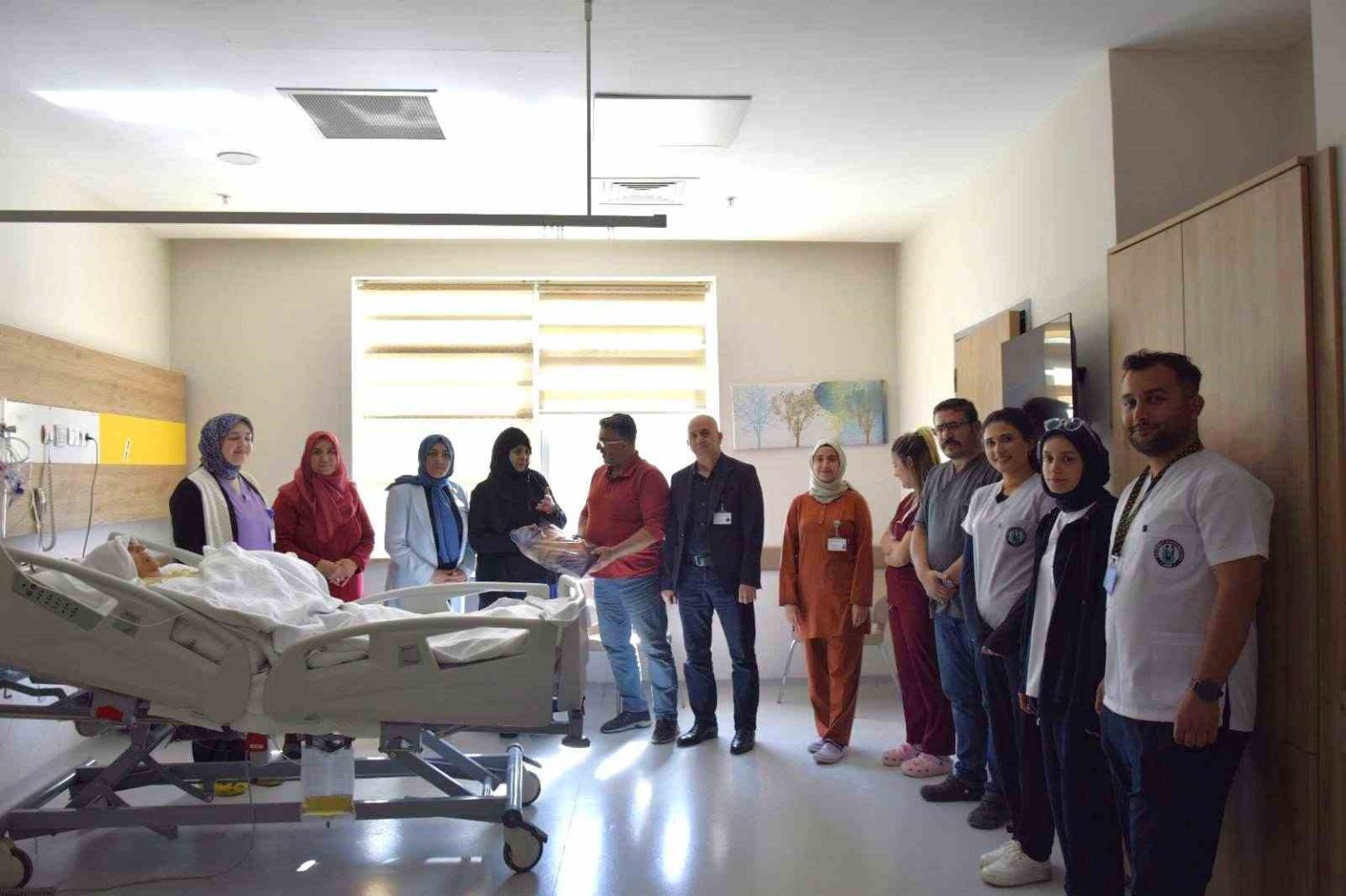 palyatif-servisinde-tedavi-goren-yasli-hastalara-moral-ziyareti