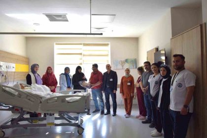 palyatif-servisinde-tedavi-goren-yasli-hastalara-moral-ziyareti