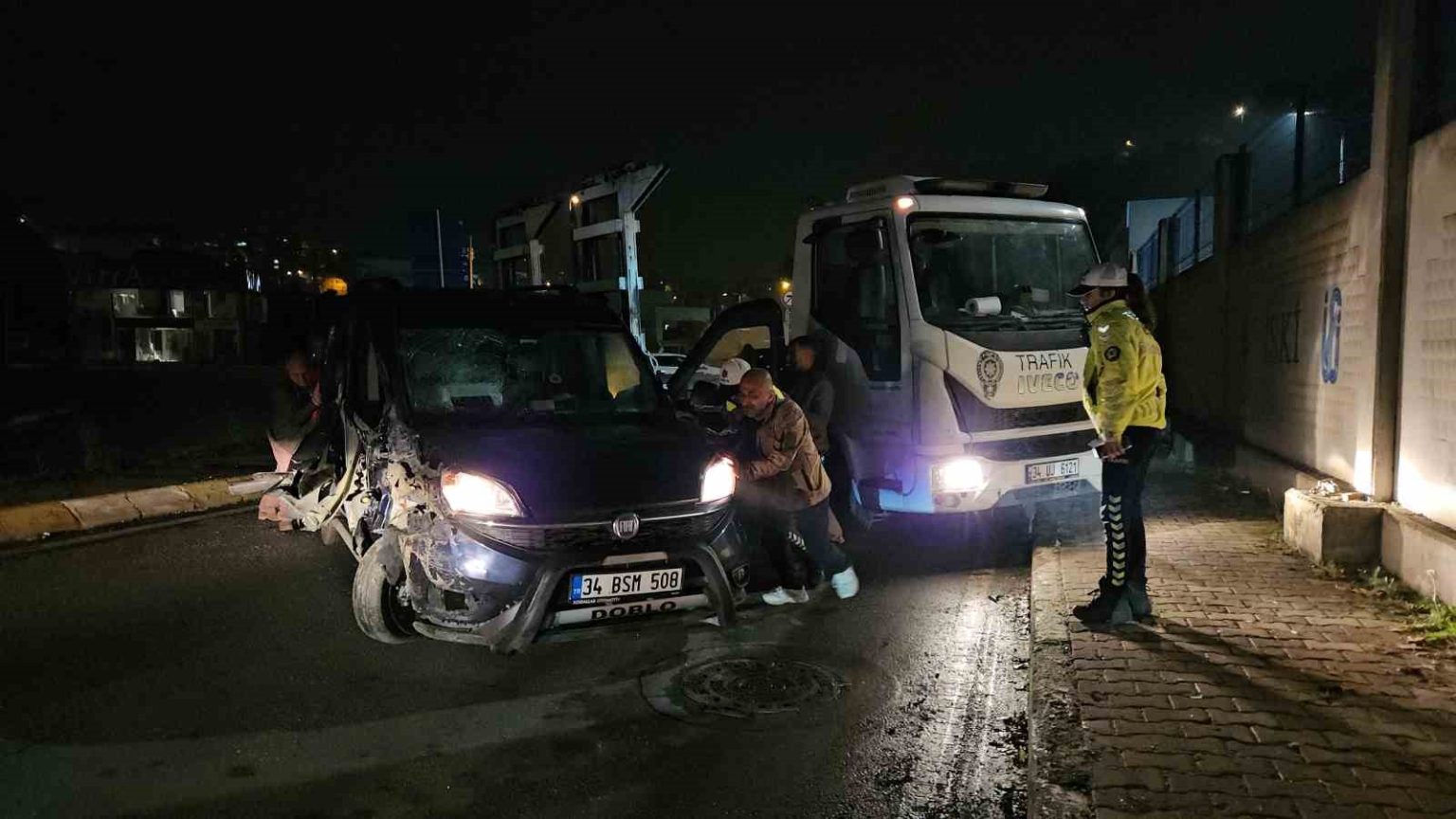 park-halindeki-tira-carpan-surucu-agir-hasar-alan-aracini-birakip-kacti