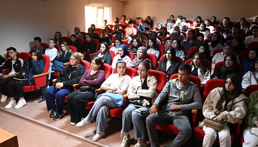 rektor-savas-esme-myo-akademisyenleri-ve-ogrencileri-ile-bulustu