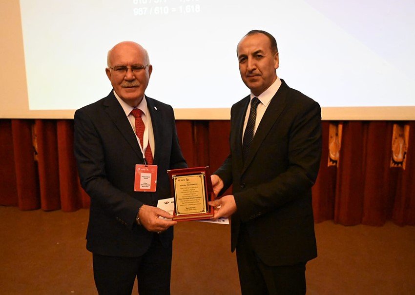 rektor-savas-genclere-gecmisten-gunumuze-matematigin-seruvenini-anlatti