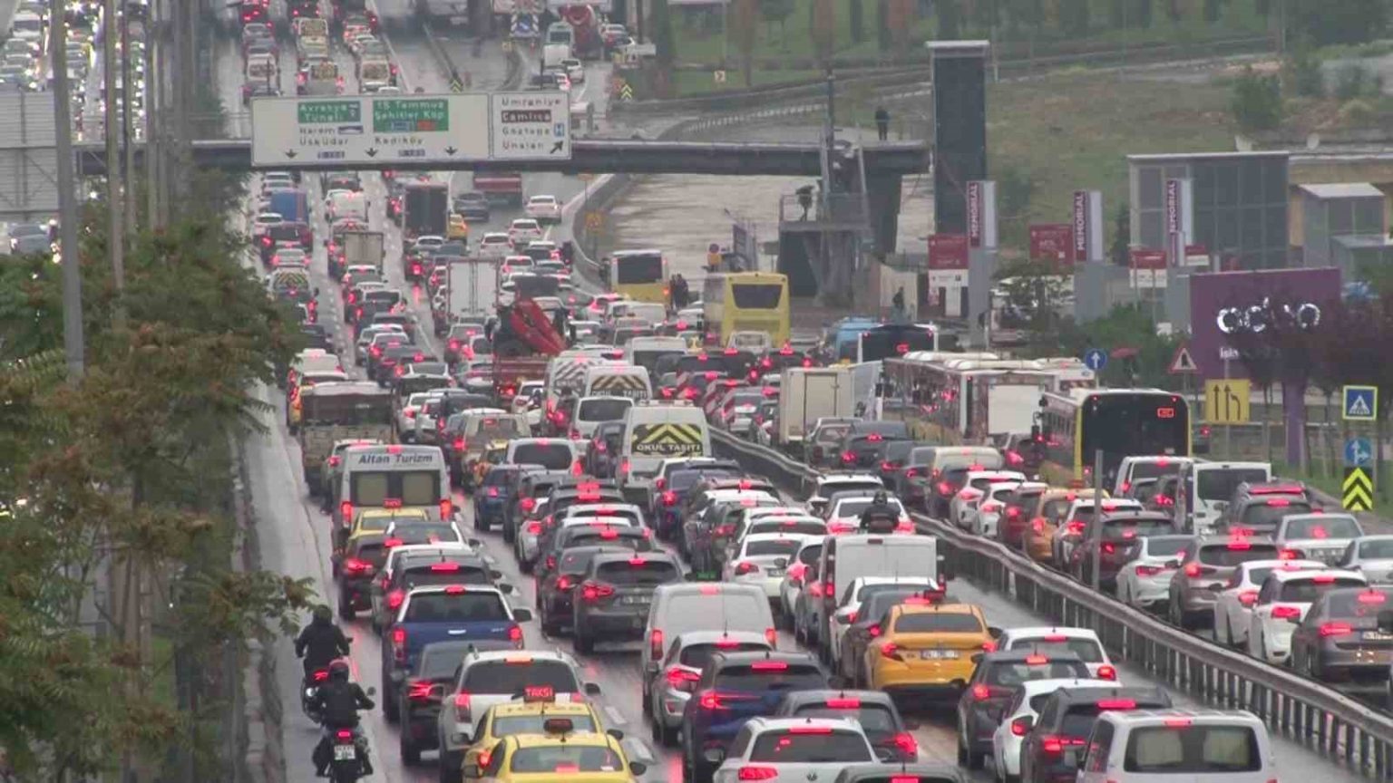 saganak-yagis-istanbul-trafigini-kilitledi