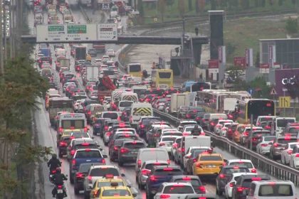 saganak-yagis-istanbul-trafigini-kilitledi