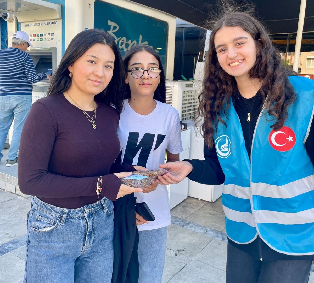 salihlide-ulku-ocaklarindan-can-dostlara-mama-destegi