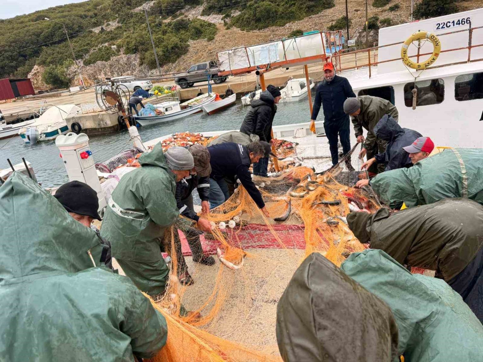 saros-korfezinde-denize-acilan-balikcilarin-aglari-kefal-ile-doldu