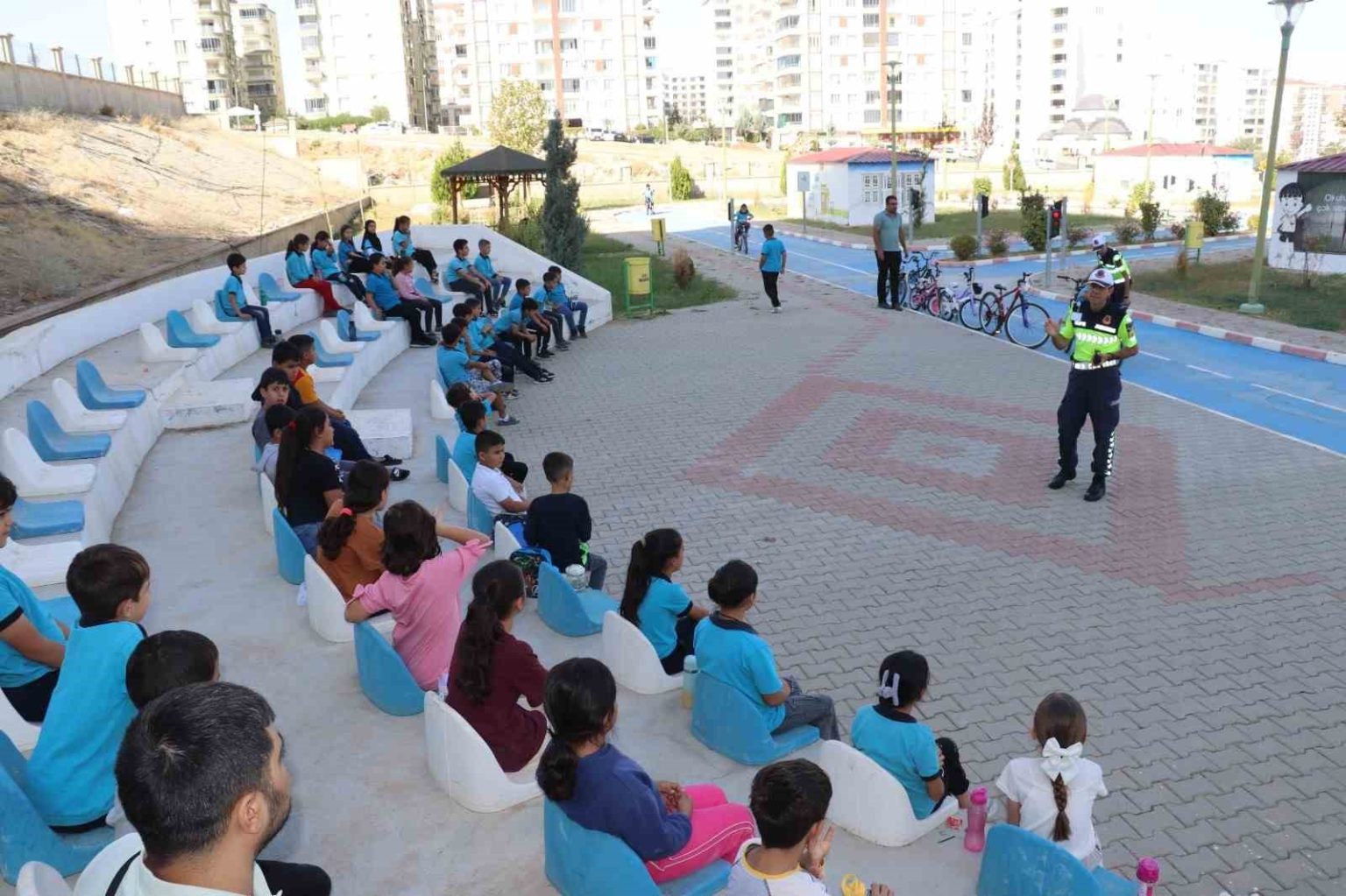 siirtte-cocuklar-trafik-kurallarini-eglenerek-ogreniyor