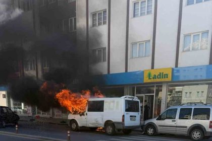 sivasta-park-halindeki-minibus-alev-alev-yandi