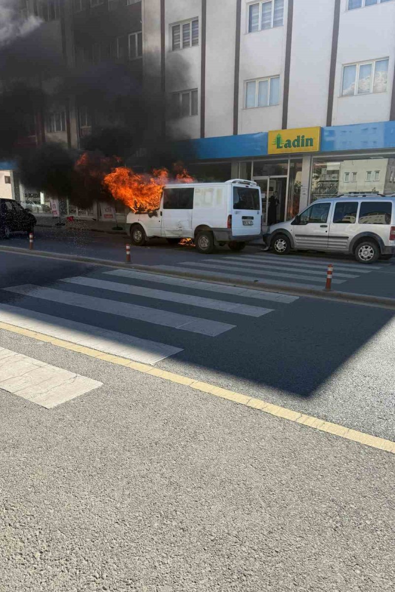 sivasta-park-halindeki-minibus-alev-alev-yandi