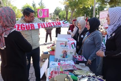 tavsanlida-giysi-satislarindan-elde-edilen-gelir-gazzedeki-cocuklara-umut-olacak