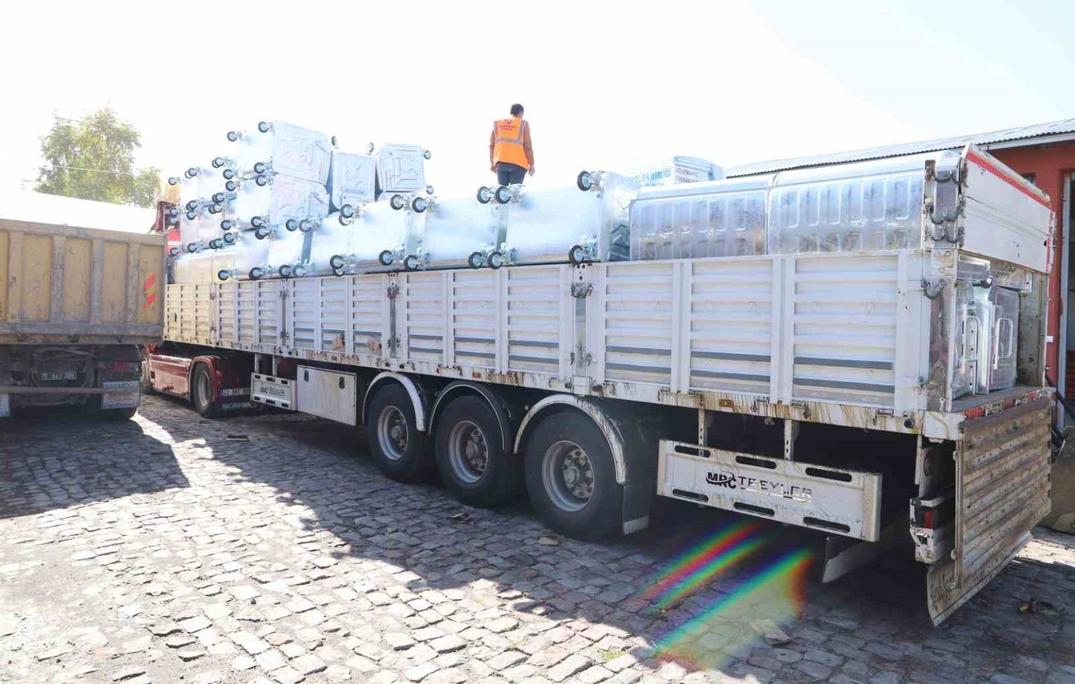 tbb-ardahan-belediyesine-cop-konteynerleri-hibe-etti