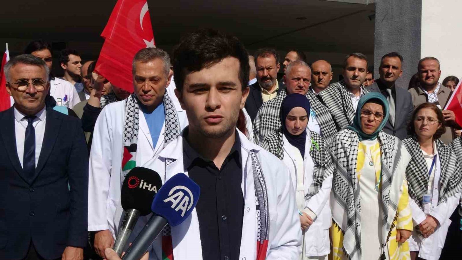 trabzonda-doktor-adaylarindan-hayat-kurtaran-eller-gazzedeki-katliama-susamaz-protestosu