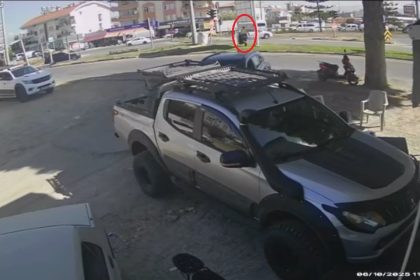 tur-minibusu-levhaya-carpti-temizlik-iscisi-saniyelerle-olumden-dondu