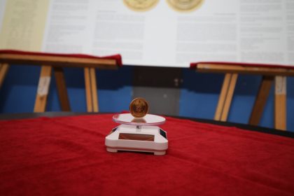 turkiye-cumhuriyetinin-ilk-altin-parasi-100-yilinda-akdeniz-universitesinde