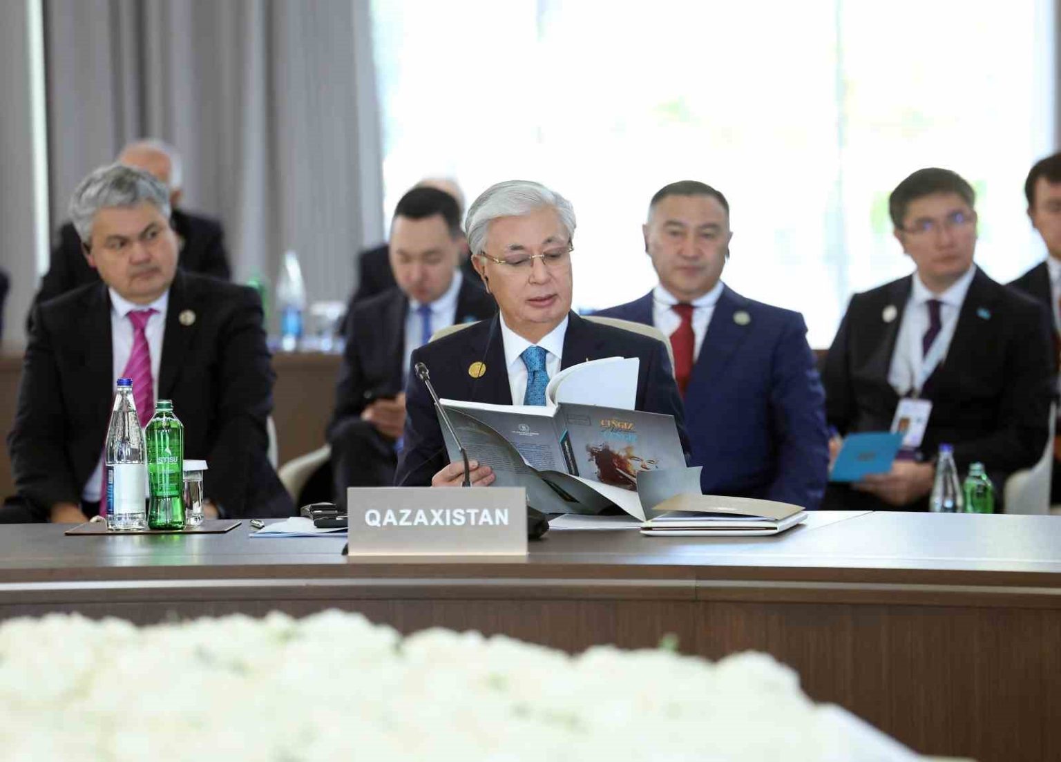 turkiye-tdt-zirvesinde-liderlere-cengiz-aytmatovun-ortak-alfabe-ile-yazilan-kitabini-hediye-etti