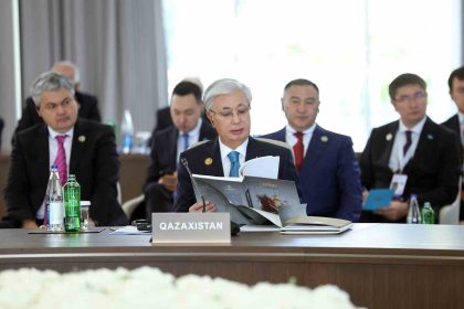 turkiye-tdt-zirvesinde-liderlere-cengiz-aytmatovun-ortak-alfabe-ile-yazilan-kitabini-hediye-etti