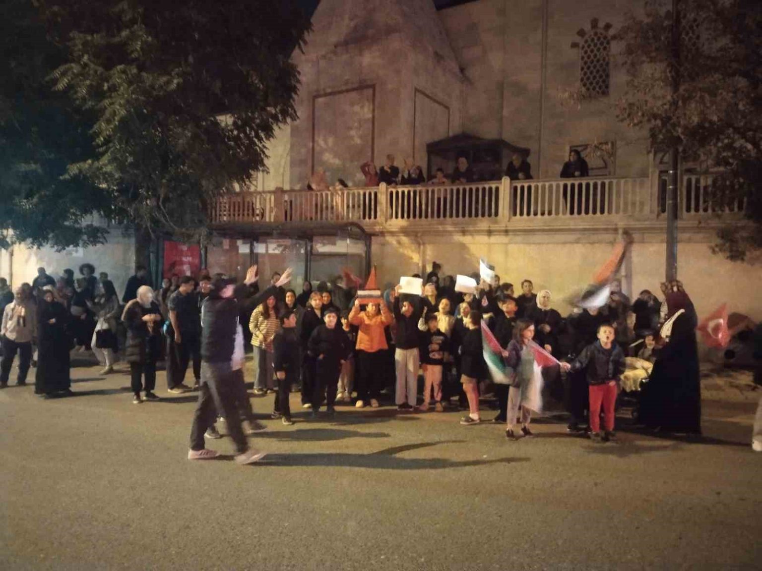 uskudarda-mcdonalds-subesi-acilmasini-istemeyen-mahalleliden-protesto