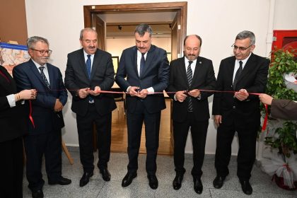 vali-ciftci-muzehhip-sadrettin-erin-kisisel-sergisini-gezdi