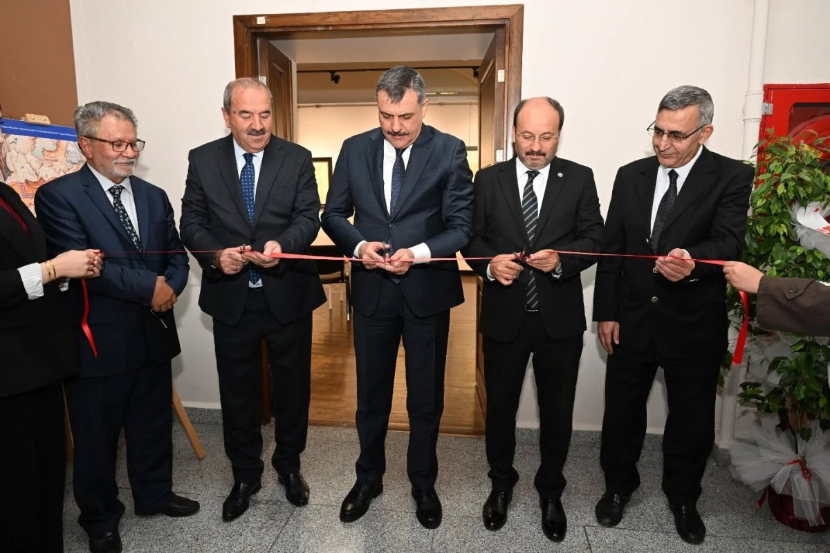 vali-ciftci-muzehhip-sadrettin-erin-kisisel-sergisini-gezdi