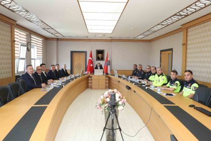 vali-tavli-yollardaki-isaretlemeler-standartlara-uygun-hale-getirilecek