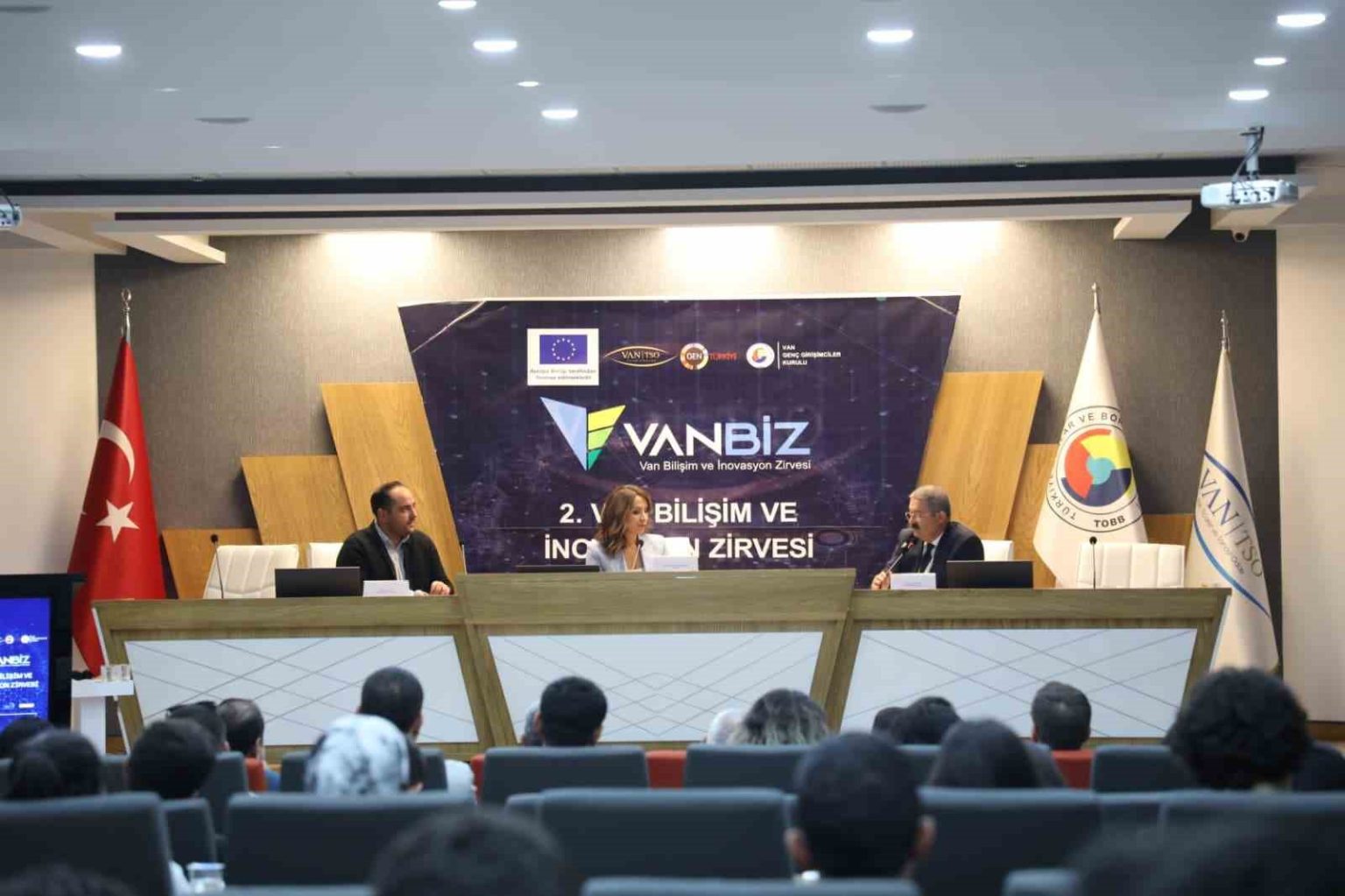 van-bilisim-ve-inovasyon-zirvesi-buyuk-ilgi-gordu