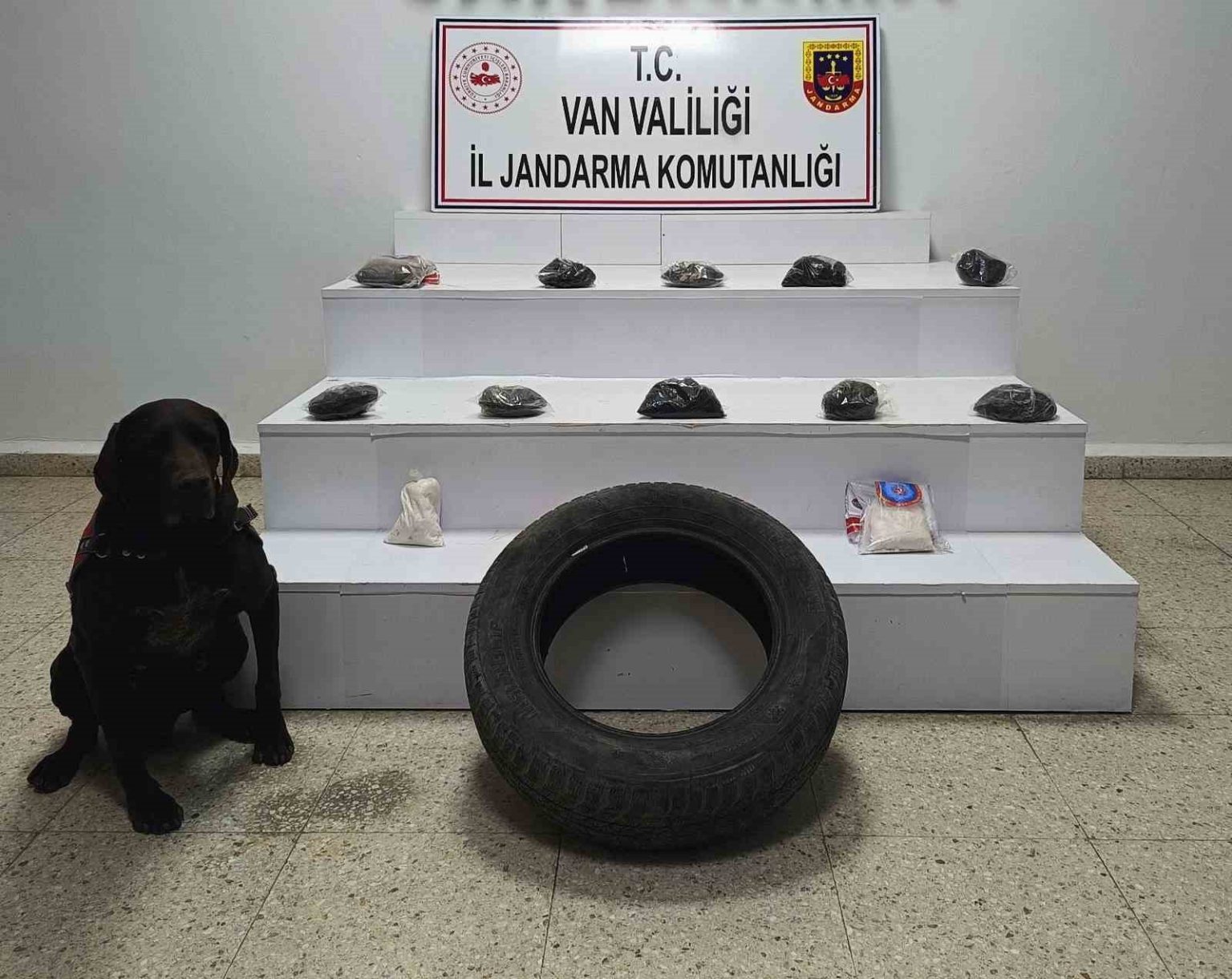 vanda-otomobil-lastiginde-6-kilo-uyusturucu-ele-gecirildi