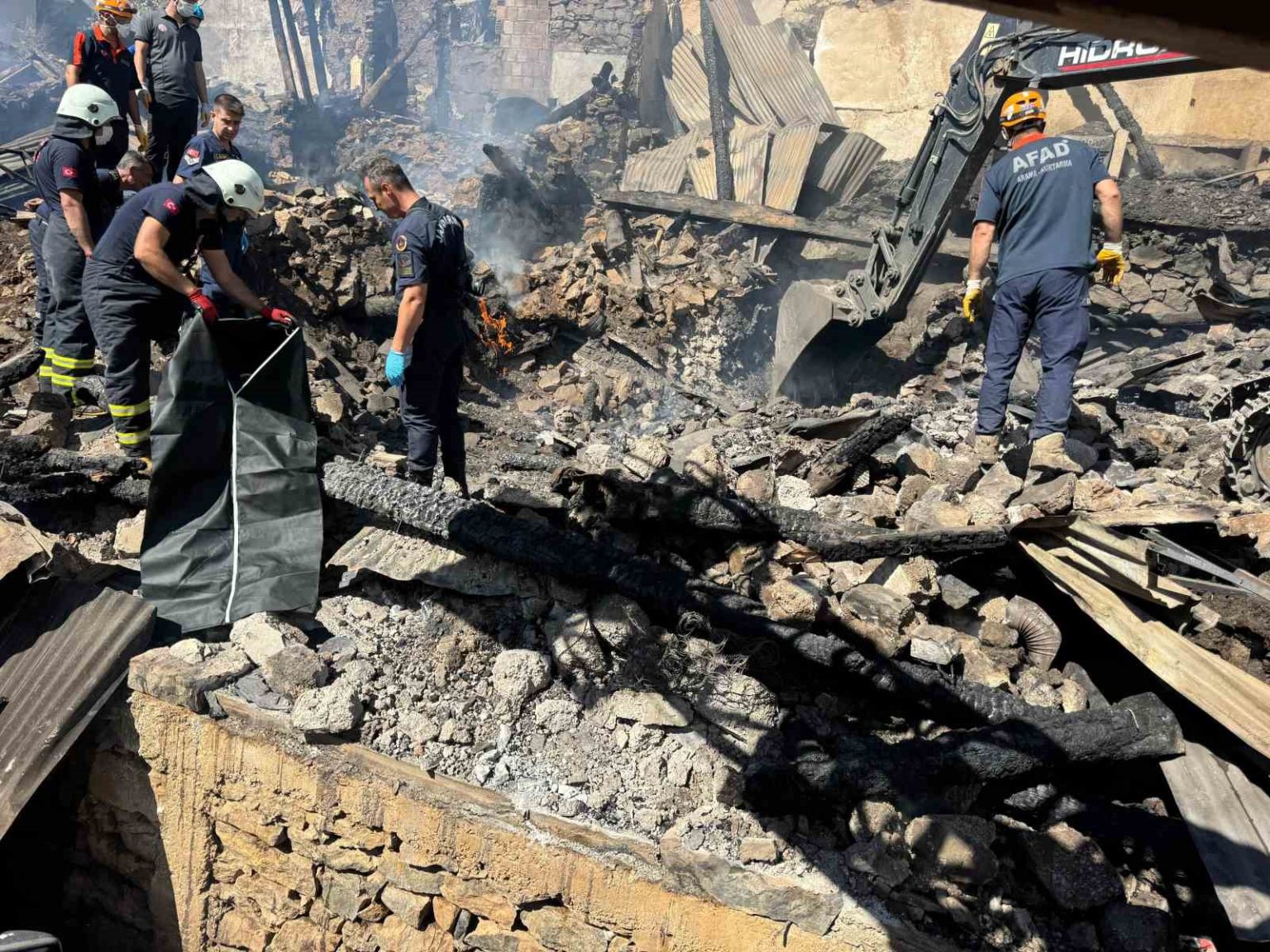 yanginda-coken-evdeki-2-kardesin-ceset-kalintilari-bulunarak-adli-tipa-gonderildi