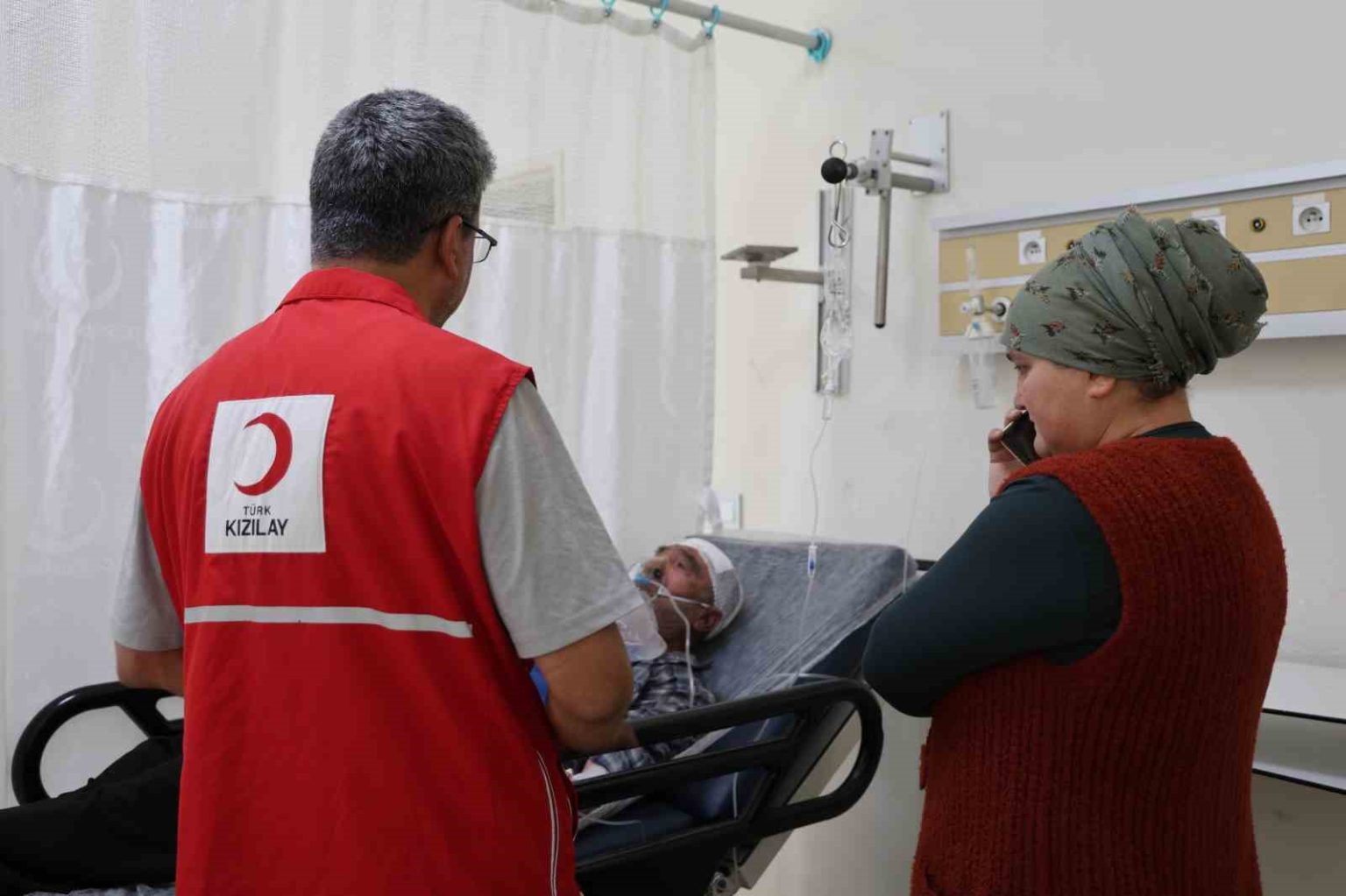 yanginda-kardesleri-olen-camdan-atlayarak-kurtulan-engelli-agabeyin-tedavisi-suruyor