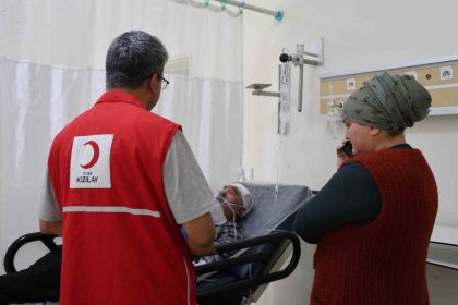 yanginda-kardesleri-olen-camdan-atlayarak-kurtulan-engelli-agabeyin-tedavisi-suruyor