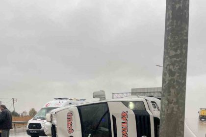 yolcu-minibusu-devrildi-7-yarali