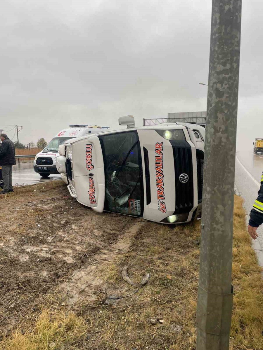 yolcu-minibusu-devrildi-7-yarali