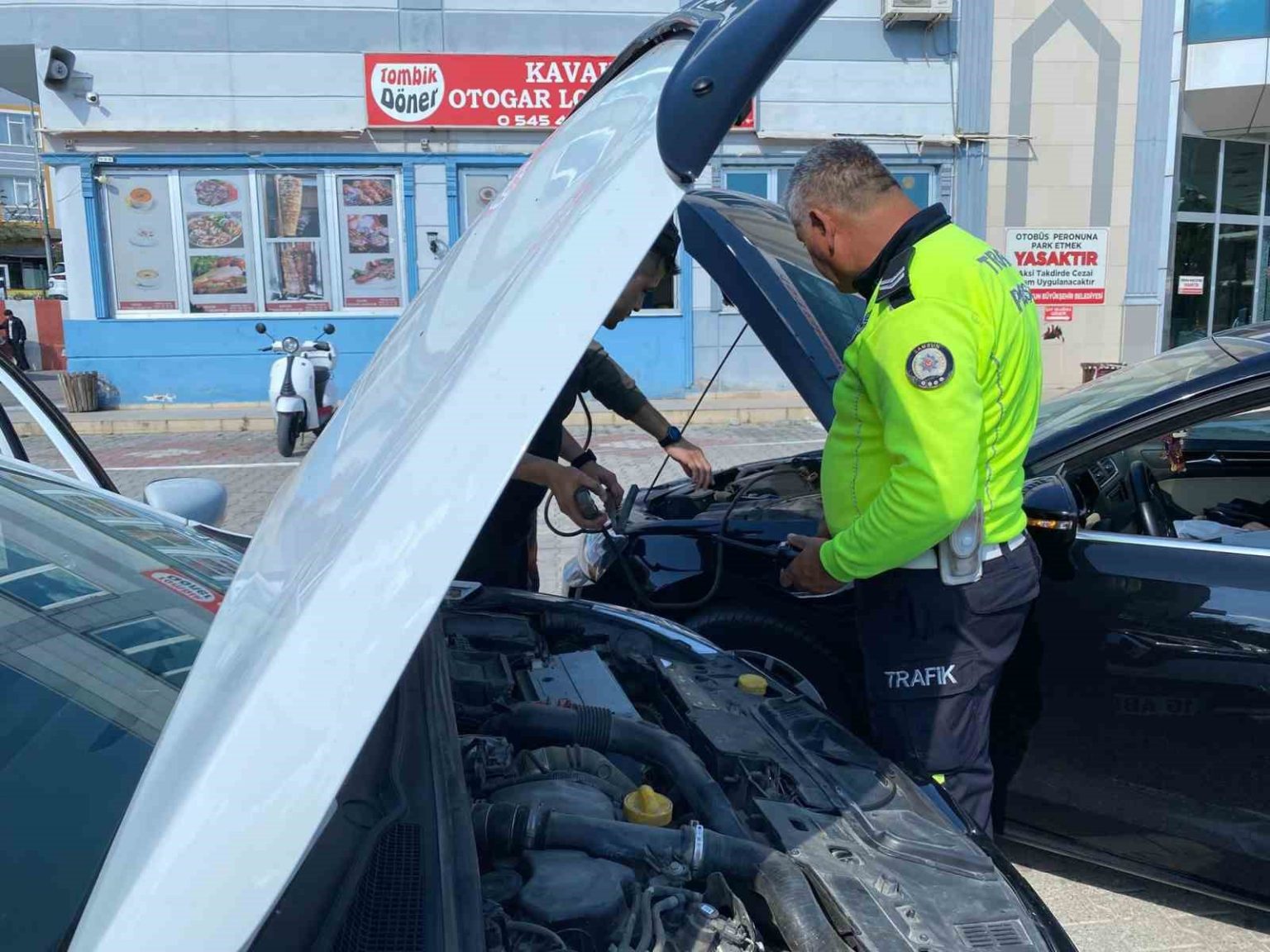 yolda-kalan-ailenin-yardimina-polis-ekipleri-yetisti