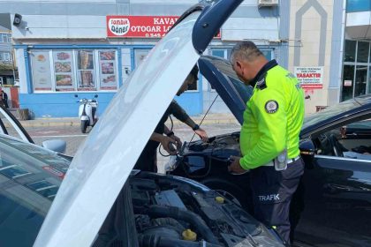 yolda-kalan-ailenin-yardimina-polis-ekipleri-yetisti