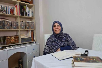 55-yasinda-8-saatte-okuma-yazma-ogrendi-70inde-kitap-yazdi