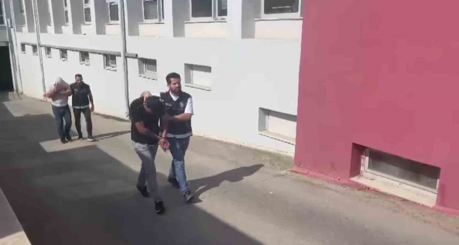 adanada-bin-166-bandrolsuz-plaka-ele-gecirildi