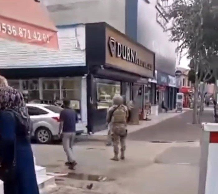 adanada-uyusturucu-bagimlisinin-aile-bireylerini-rehin-aldigi-iddiasi