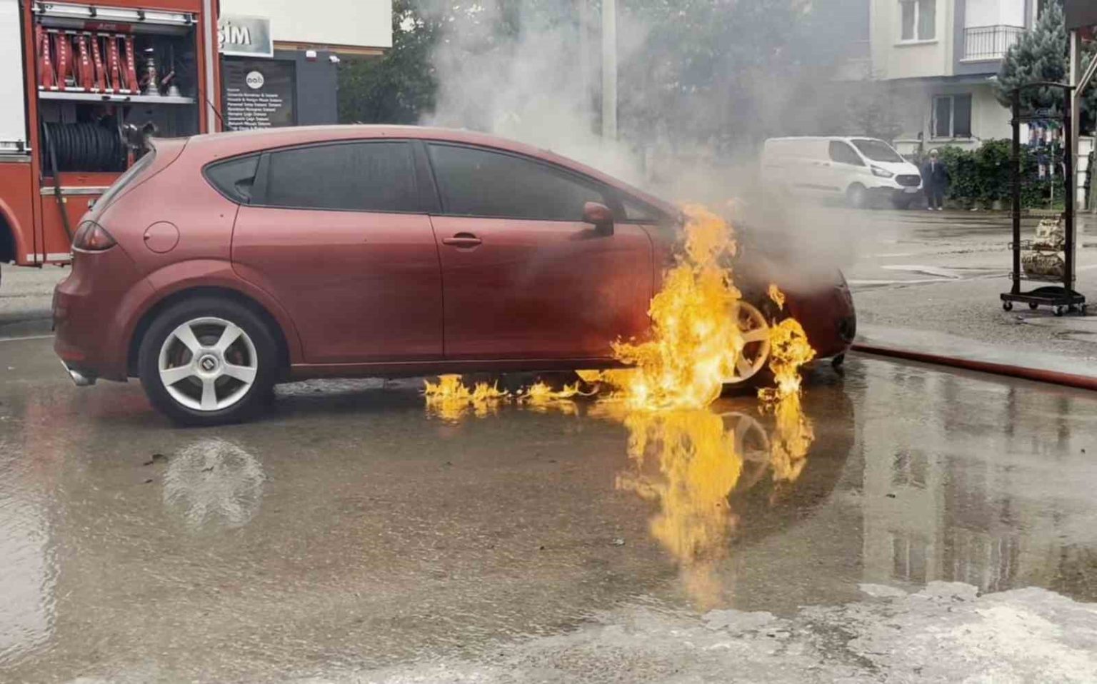 aksarayda-seyir-halindeki-otomobil-alev-aldi