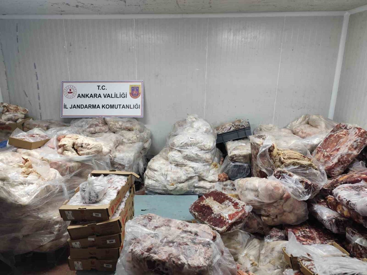 ankarada-17-ton-sagliksiz-et-ve-tavuk-urunu-ele-gecirildi