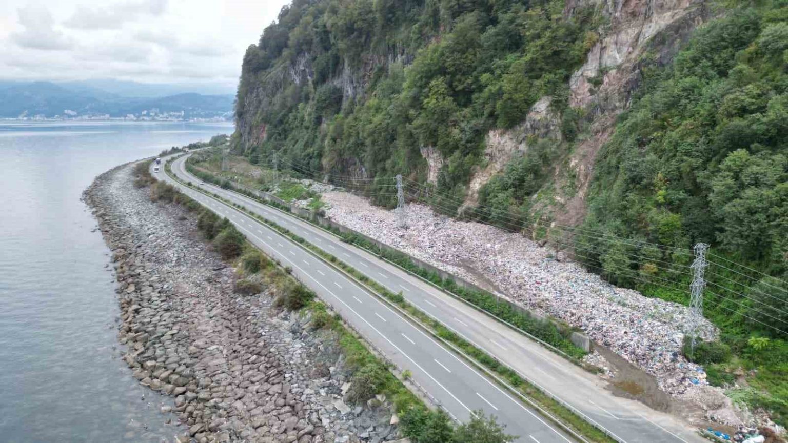 artvinde-karadeniz-sahil-yolu-kenarindaki-cop-daglari-tepki-cekiyor