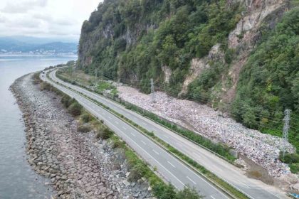artvinde-karadeniz-sahil-yolu-kenarindaki-cop-daglari-tepki-cekiyor