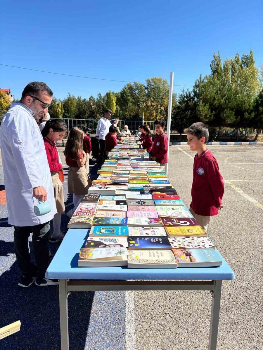 aydintepede-kultur-ve-sohbet-odasi-yapimina-destek-amacli-kitap-fuari-duzenlendi