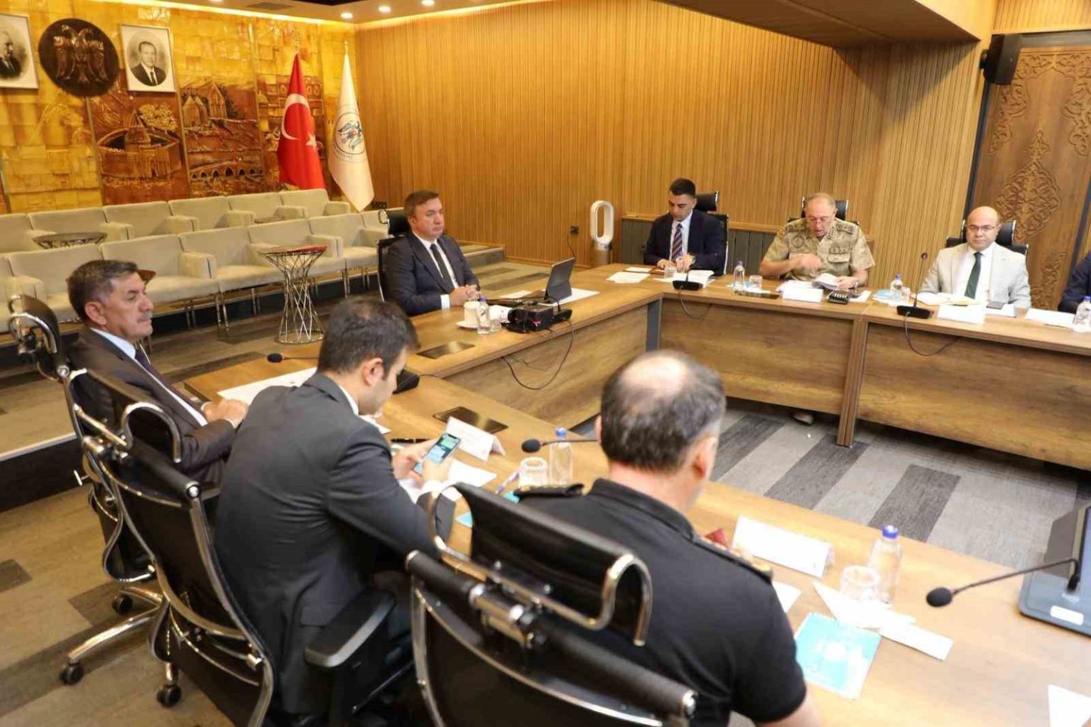 bakan-yerlikaya-ve-uraloglu-valilerle-vks-uzerinden-toplanti-yapti