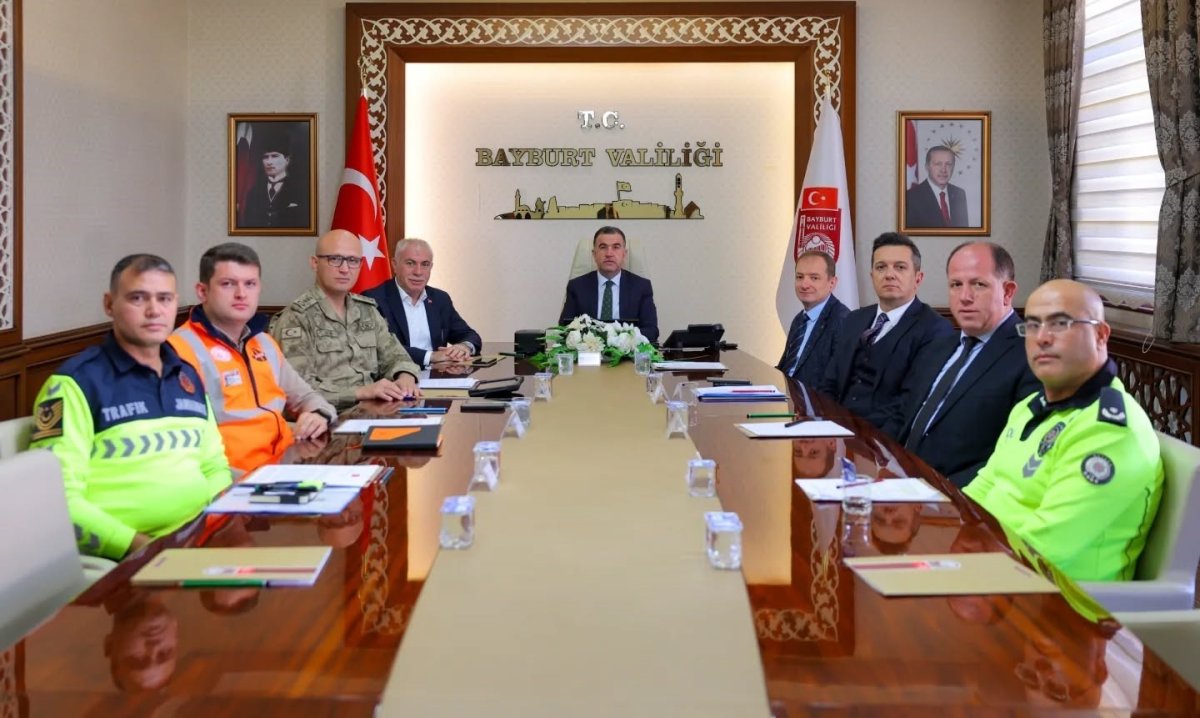 bakan-yerlikaya-ve-uraloglu-valilerle-vks-uzerinden-toplanti-yapti