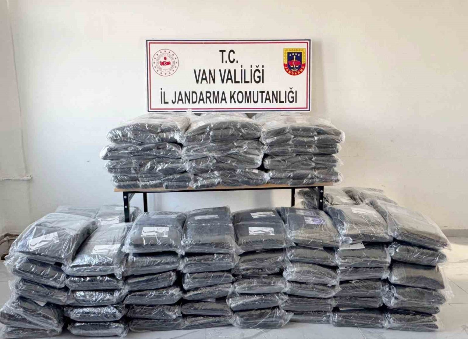 baskalede-gumruk-kacagi-malzemeler-ele-gecirildi