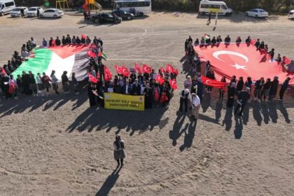 bayburtta-ogrenciler-hazirladiklari-gemileri-filistine-destek-amacli-coruh-nehrine-birakti