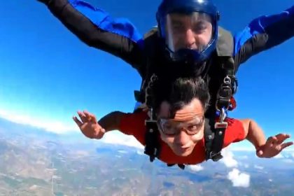 bedensel-ve-gorme-engelli-sporcudan-nefes-kesen-parasut-atlayisi