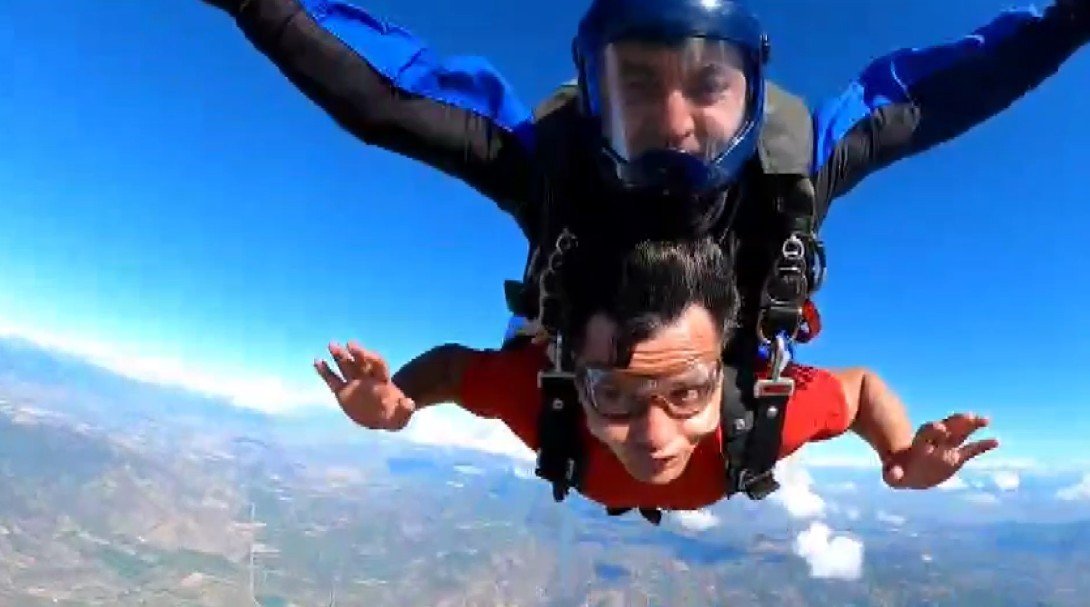 bedensel-ve-gorme-engelli-sporcudan-nefes-kesen-parasut-atlayisi