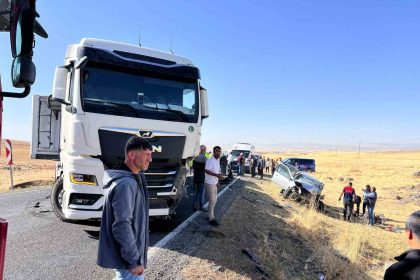 bulanikta-otomobil-ile-tir-carpisti-1-yarali