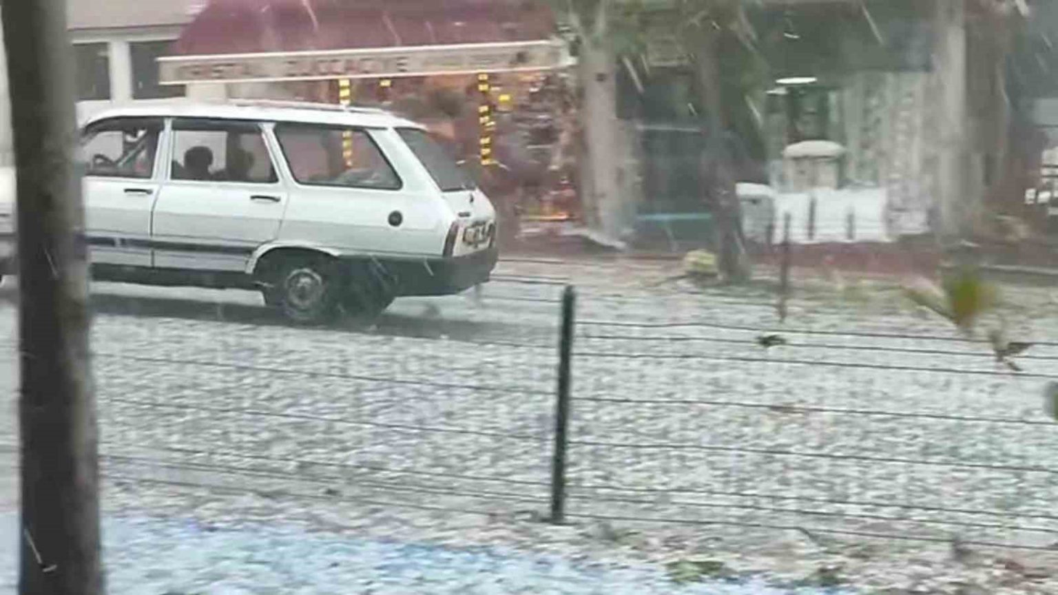 caycumada-ceviz-buyuklugunde-dolu-yagisi-hayati-olumsuz-etkiledi