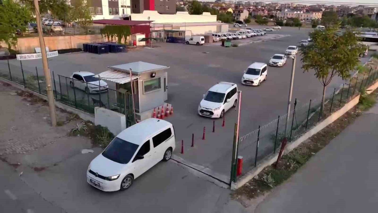 ehliyetlerine-el-konulan-suruculer-icin-sahte-alkol-testi-duzenleyen-sebekenin-42-uyesi-yakalandi